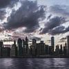 Manhattan Skyline in der Dämmerung, New York, USA von Aloke Design