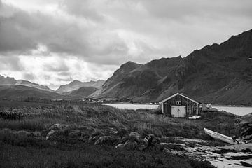 Hangar à bateaux au bord du fjord sur Jules Captures - Photography by Julia Vermeulen