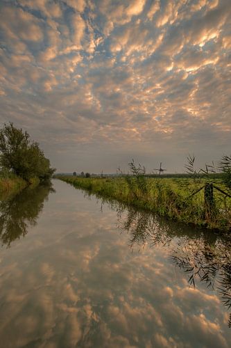 Prachtige zonsopkomst bij De Marsch(molen) in Lienden in de Betuwe