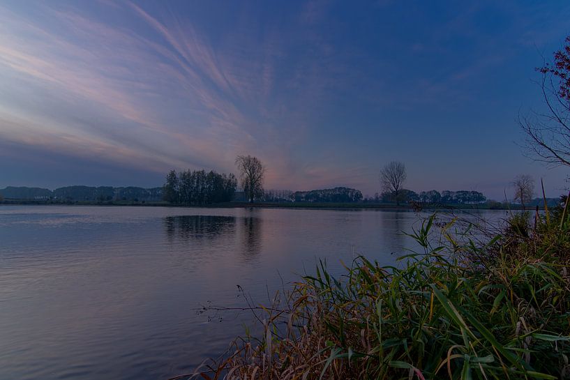 Morgenlicht über dem Flussufer von Klaas Doting