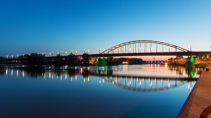 Le pont John Frost à Arnhem en soirée sur Arjan Almekinders