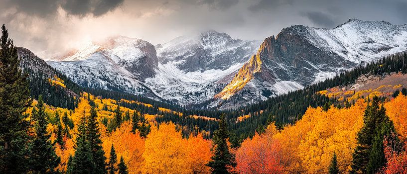 Herbstliche Berglandschaft mit Schnee von Poster Art Shop