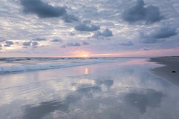 Wolken und Spiegelung am Strand von Ameland