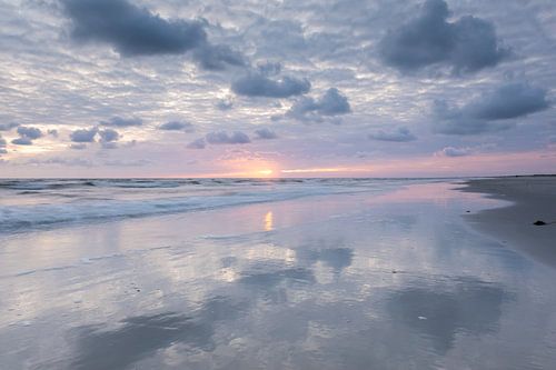 Wolken en reflectie op het strand van Ameland
