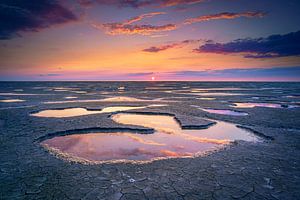 Kust van de Waddenzee bij zonsondergang