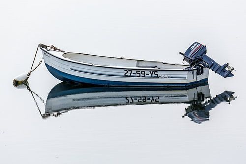 Sloep met spiegelbeeld