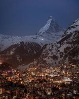 Zermatt in de avond met de Matterhorn op de achtergrond