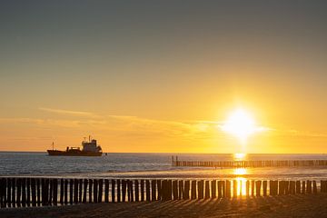 Frachtschiff bei Sonnenuntergang von Eugenlens