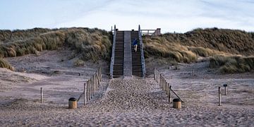 Enregistrement artistique d'un marcheur sur un escalier de dune à Meijendel sur MICHEL WETTSTEIN