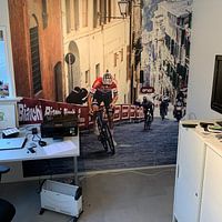 Klantfoto: Mathieu van der Poel wint in Siena van Leon van Bon, als behang
