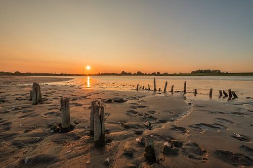 Zonsondergang bij rivier de Lek