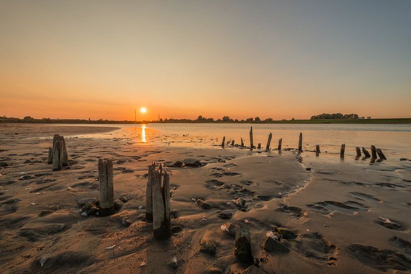 Coucher de soleil sur la rivière Lek par Moetwil en van Dijk - Fotografie