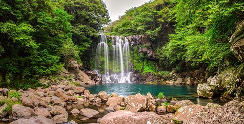 Chute d'eau de Cheonjeyeon. Île de Jeju, Corée du Sud
