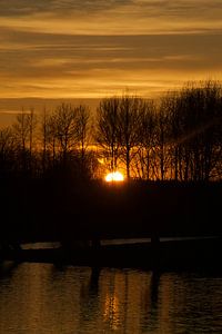 Coucher de soleil sur l'eau
