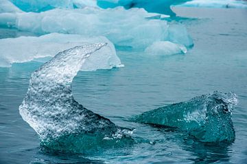 Drijvende ijsblokken in gletsjermeerJokulsarlon op IJsland van Jan Fritz