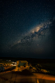 Panoramablick auf die Milchstraße über Namibia, Afrika