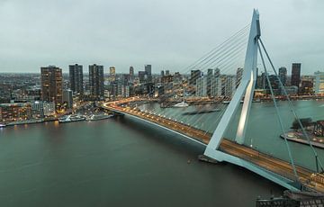 De nacht valt over de stad Rotterdam