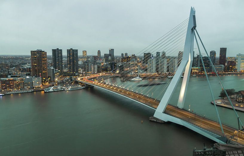De nacht valt over de stad Rotterdam van Ilya Korzelius