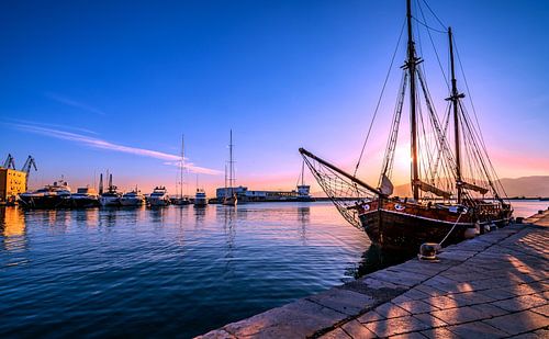 KROATIË: ZONSONDERGANG IN DE HAVEN VAN RIJEKA