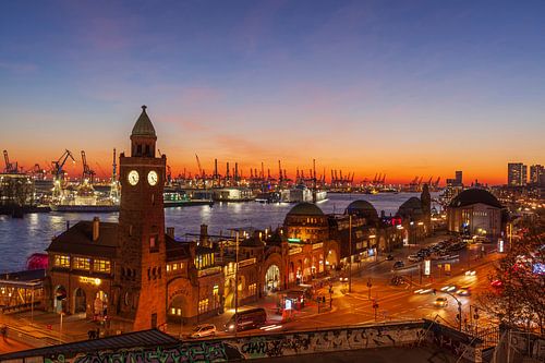 Ponts de débarquement de Saint-Pauli au crépuscule, Hambourg, Allemagne