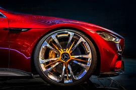 Rote Eleganz und goldene Kraft von Michael Knaf