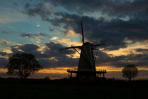 Zonsondergang bij molen