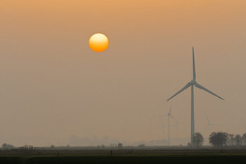 Frise orientale - Coucher de soleil et éoliennes