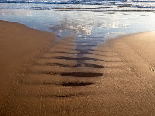Rimpelingen op het strand van Modica op Sicilië