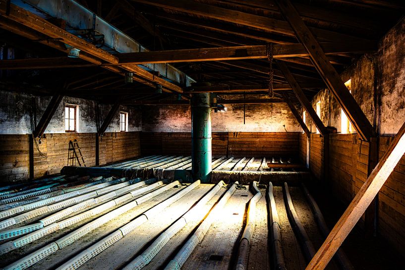 Abandoned attic - Silent structures of a lost place by Infinite Decay