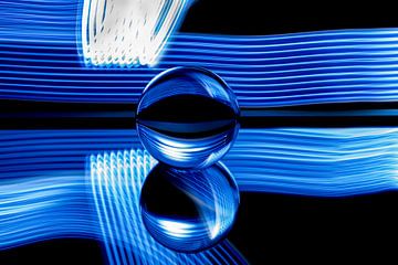 Glazenbol fotografie - blauwe strepen,zwarte achtergrond von Marcel van den Bos
