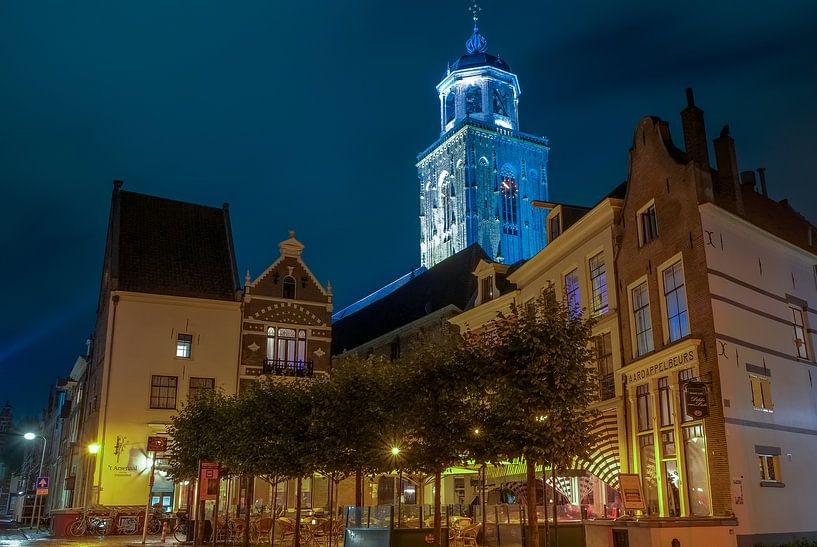 Deventer Lebuinus kerk vanaf nieuwe markt van Han Kedde