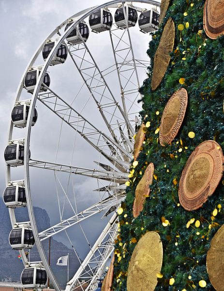 Un arbre de Noël avec des chapeaux de paille et une grande roue par Werner Lehmann