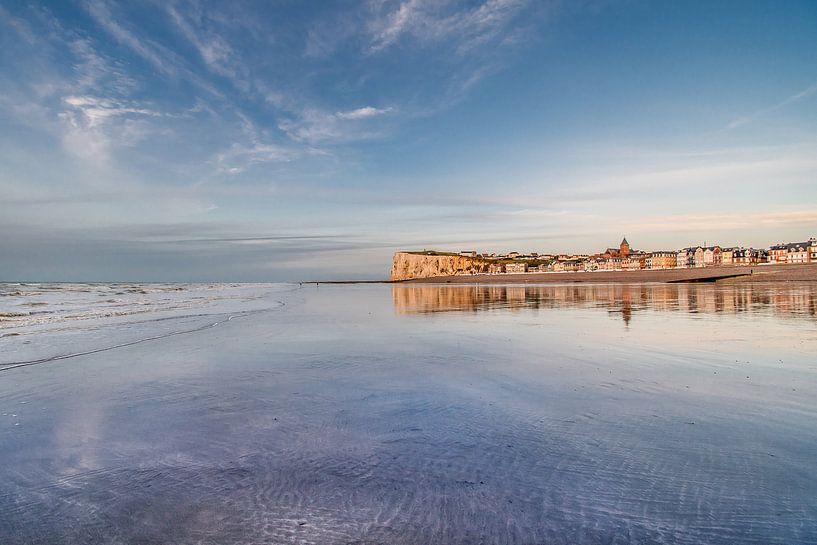 Het Franse badplaatsje Mers Les Bains in het avondlicht en bij laag water par Harrie Muis