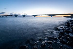 Zeeland-Brücke mit Felsen