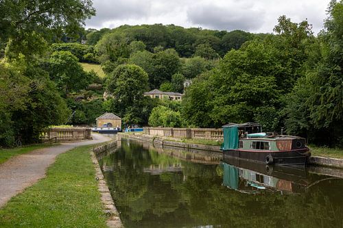Narrowboat bij het Dundas Aqueduct op het Kennet and Avon Canal