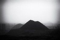 Landschaft mit Baumaterialien im Nebel, schwarz und weiß von Ger Beekes Miniaturansicht