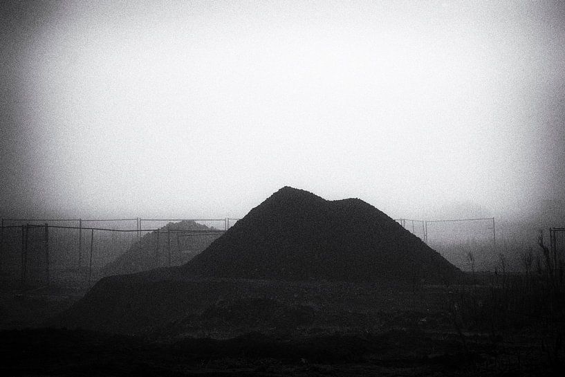 Landschaft mit Baumaterialien im Nebel, schwarz und weiß von Ger Beekes