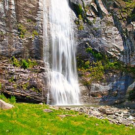 Ein schöner Wasserfall im Kanton Tessin in der Schweiz von Dieter Fischer