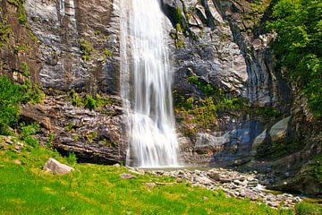 Een prachtige waterval in het kanton Ticino in Zwitserland van Dieter Fischer