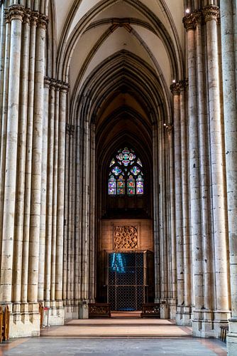 Cathédrale gothique avec vitraux sur Femke Ketelaar