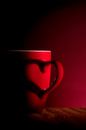 serie Simply Red, titel Schaduw hart (rode koffiekop) van Kristian Hoekman thumbnail