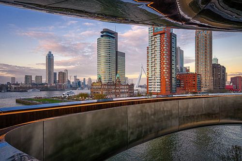 La plus belle vue de Rotterdam, une vue depuis le Tornado sur le toit du musée FENIX sur Leon Okkenburg