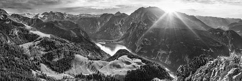 Königssee in Bayern mit Watzmann und Alpen. Schwarzweiss Bild.