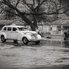 Liften in regenachtig Havana, witte oldtimer van Eddie Meijer