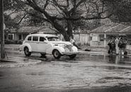 Liften in regenachtig Havana, witte oldtimer van Eddie Meijer thumbnail
