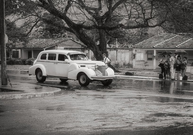Liften in regenachtig Havana, witte oldtimer van Eddie Meijer