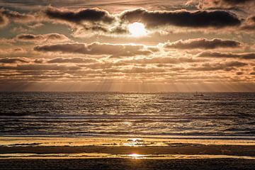 Coucher de soleil sur la plage près de De Koog sur Texel sur Rob Boon