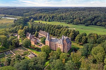 Luftaufnahme vom mittelalterlichen Schloss Doorwerth in Gelderland Niederlande von Eye on You