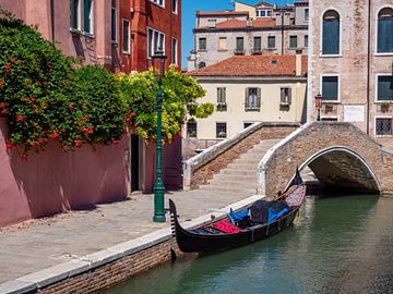 Gondel in een steegje in Venetië van Animaflora PicsStock