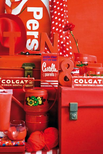Stilleven met rode retro/vintage spulletjes in rood. van Therese Brals
